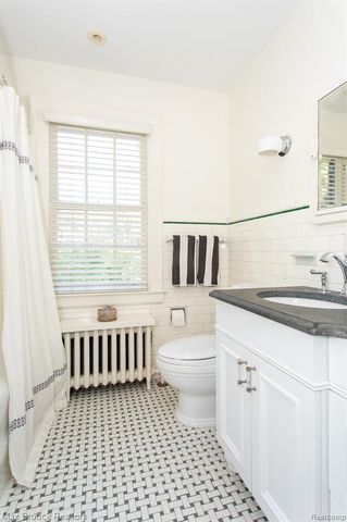 26255 Pembroke Road, Huntington Woods, MI 48070