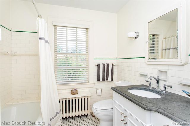 26255 Pembroke Road, Huntington Woods, MI 48070
