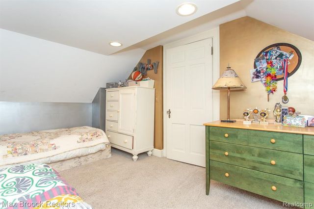 26255 Pembroke Road, Huntington Woods, MI 48070