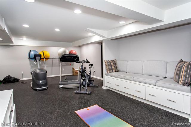 26255 Pembroke Road, Huntington Woods, MI 48070