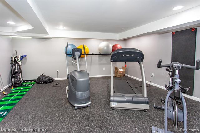26255 Pembroke Road, Huntington Woods, MI 48070