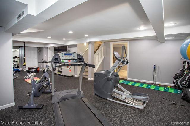 26255 Pembroke Road, Huntington Woods, MI 48070