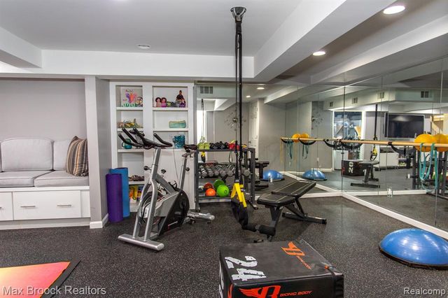 26255 Pembroke Road, Huntington Woods, MI 48070