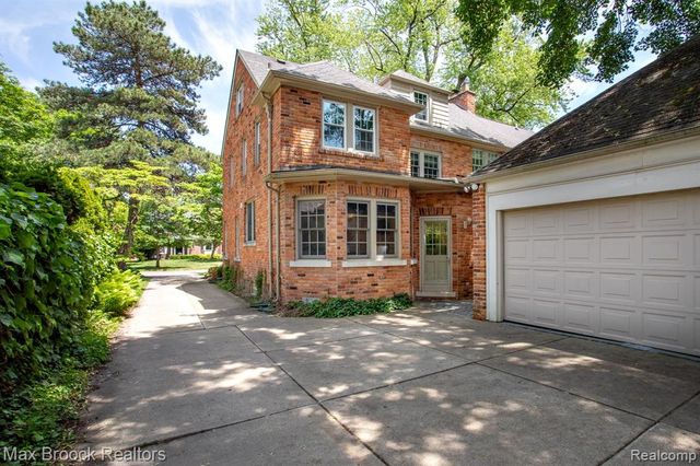 26255 Pembroke Road, Huntington Woods, MI 48070