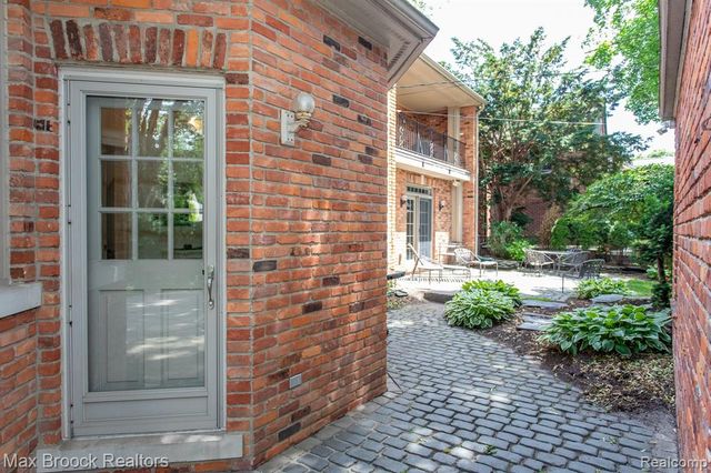 26255 Pembroke Road, Huntington Woods, MI 48070