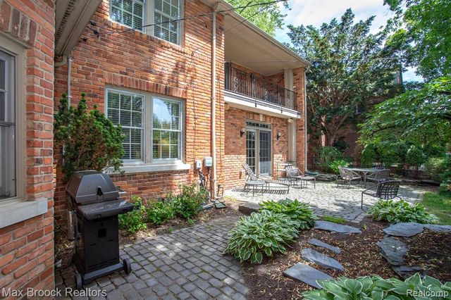 26255 Pembroke Road, Huntington Woods, MI 48070