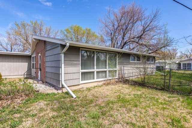 3007 Castle Ct, Salina, KS 67401