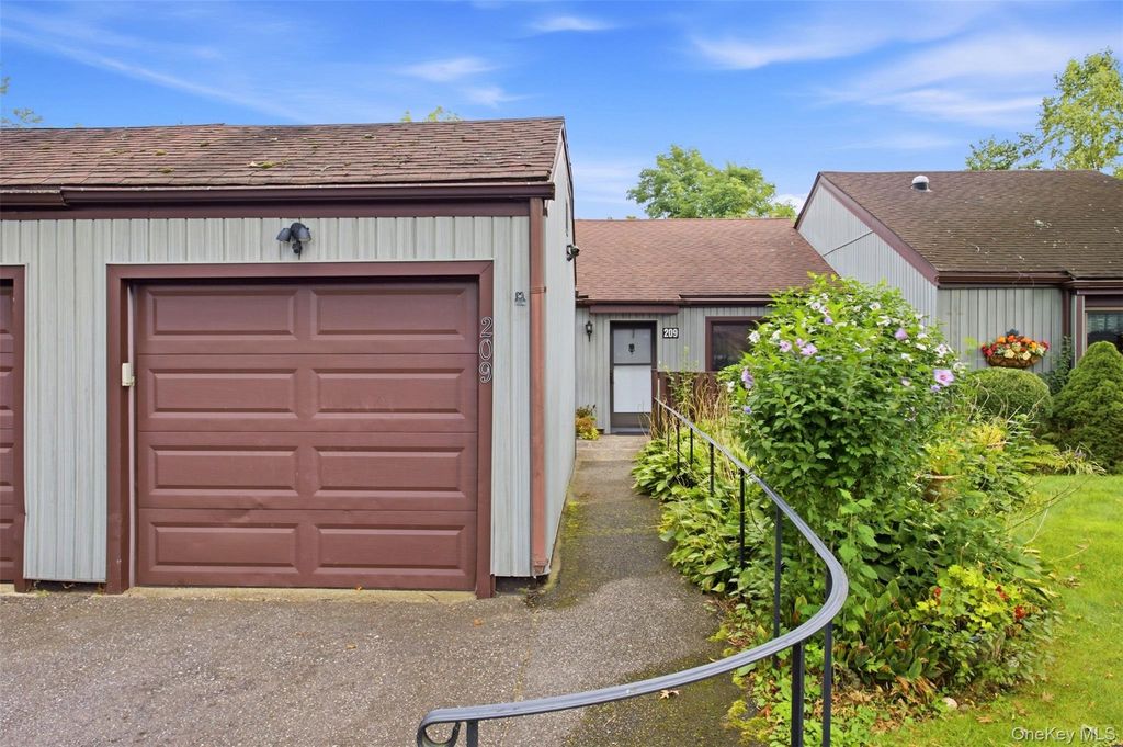 209 Strathmore Gate Drive, Stony Brook, NY 11790 — photo 4