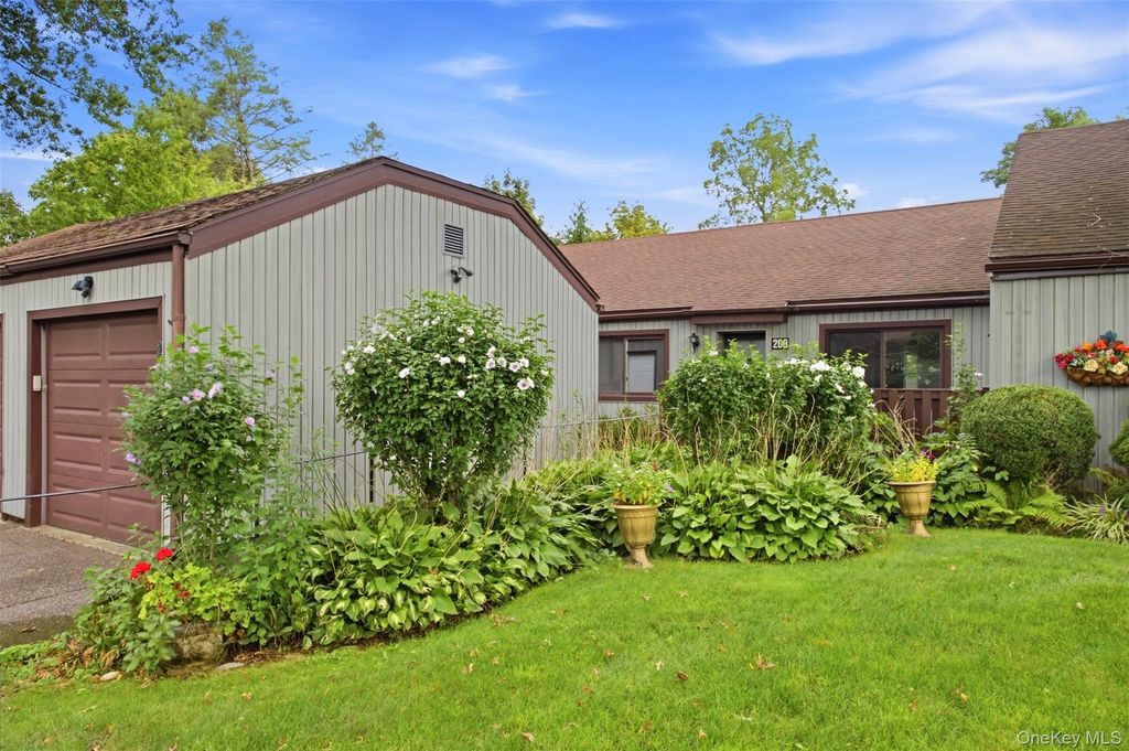 209 Strathmore Gate Drive, Stony Brook, NY 11790 — photo 5
