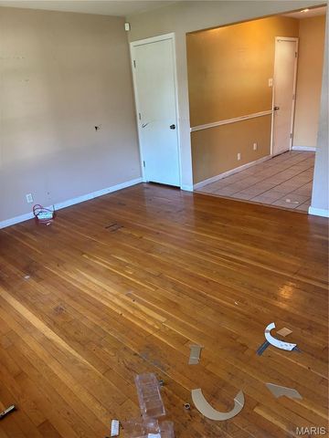 1911 Keelen Drive, St Louis, MO 63136