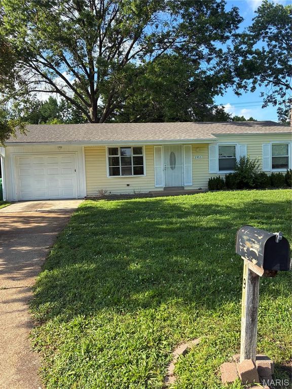1911 Keelen Drive, St Louis, MO 63136