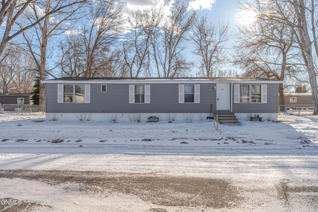 454 Piccadilly Circle, Bismarck, ND 58504