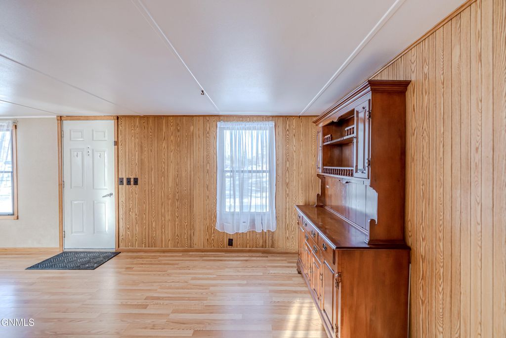 454 Piccadilly Circle, Bismarck, ND 58504 photo 12