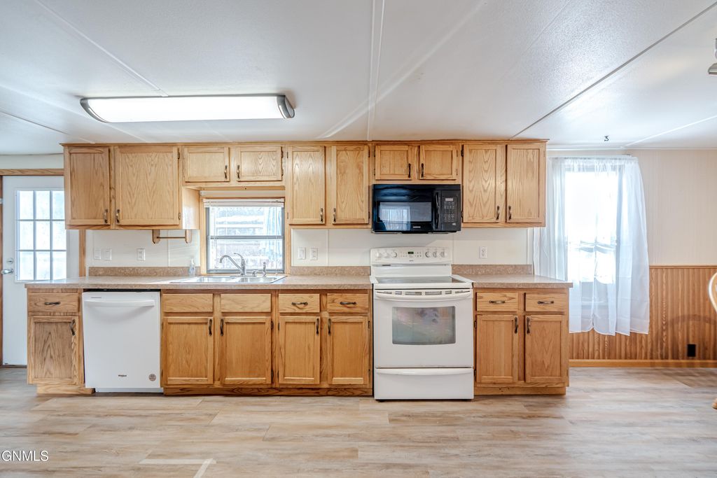 454 Piccadilly Circle, Bismarck, ND 58504 photo 14