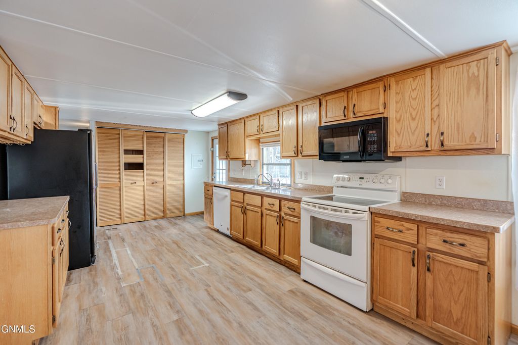 454 Piccadilly Circle, Bismarck, ND 58504 photo 17