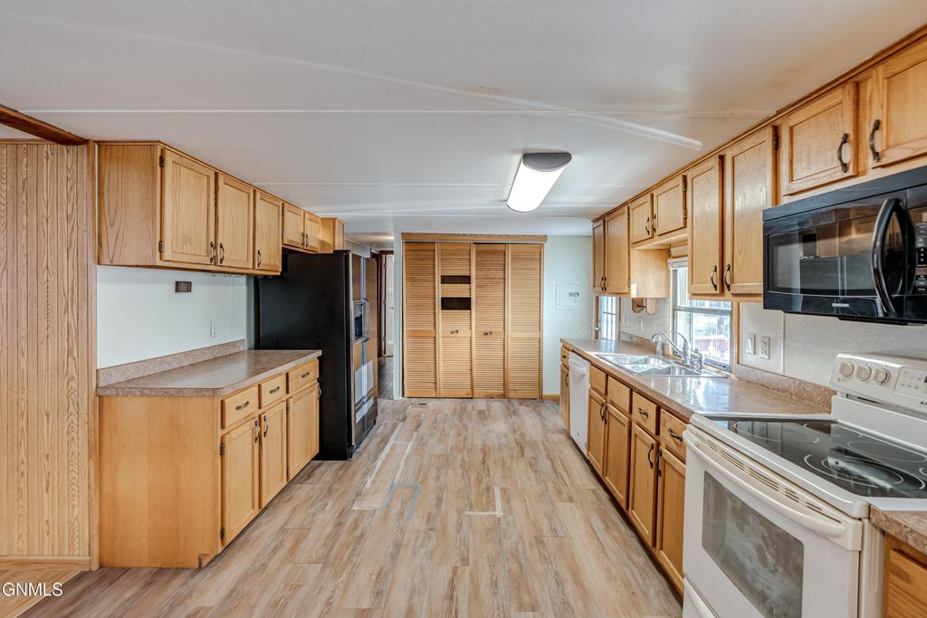 454 Piccadilly Circle, Bismarck, ND 58504 photo 18