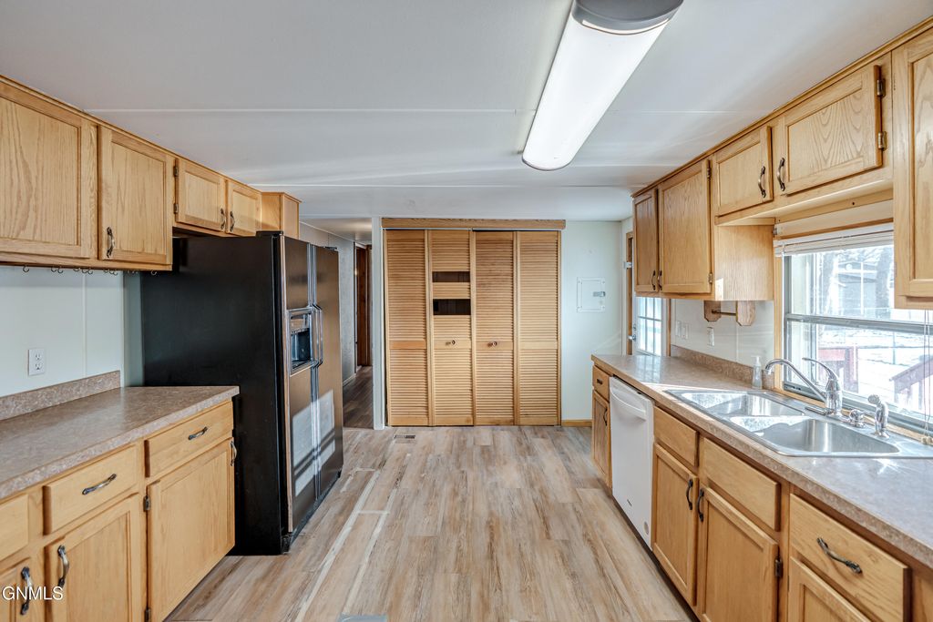 454 Piccadilly Circle, Bismarck, ND 58504 photo 19