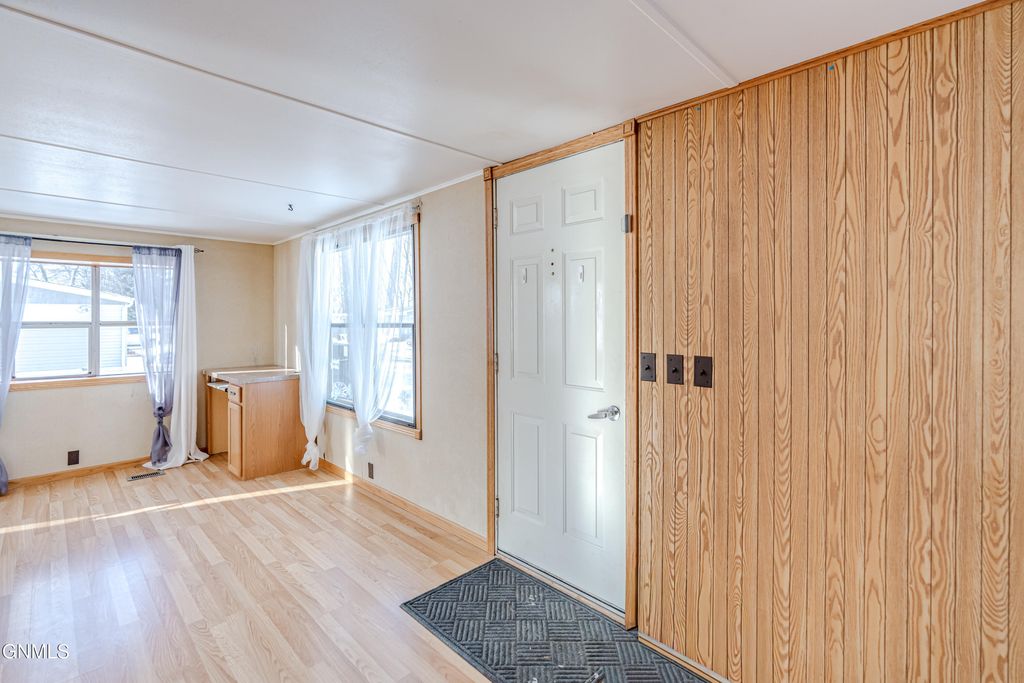 454 Piccadilly Circle, Bismarck, ND 58504 photo 2