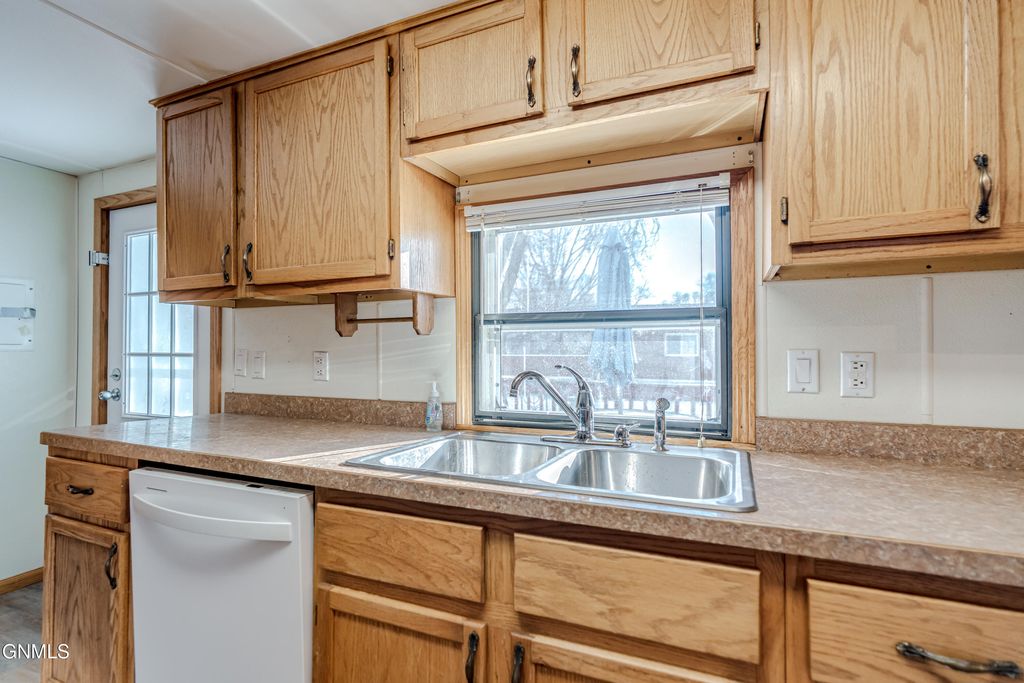 454 Piccadilly Circle, Bismarck, ND 58504 photo 21