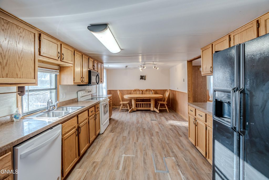 454 Piccadilly Circle, Bismarck, ND 58504 photo 23