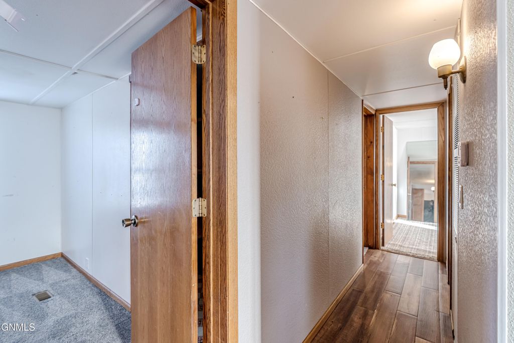 454 Piccadilly Circle, Bismarck, ND 58504 photo 26