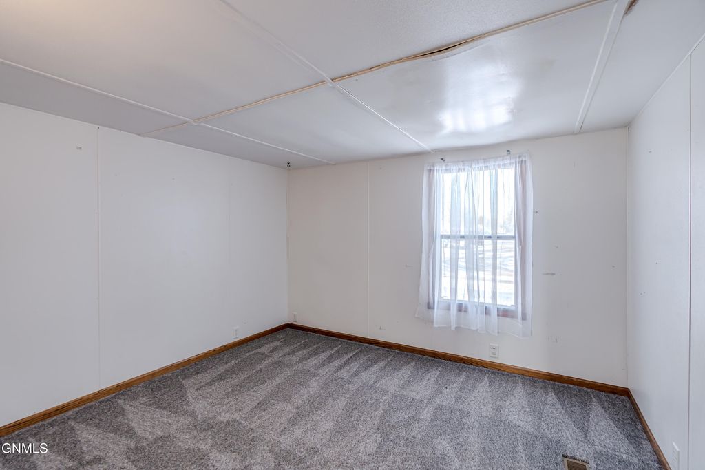 454 Piccadilly Circle, Bismarck, ND 58504 photo 27