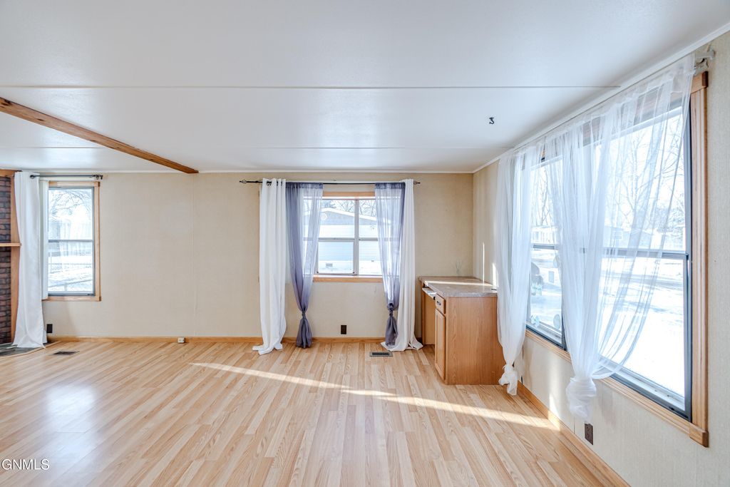 454 Piccadilly Circle, Bismarck, ND 58504 photo 3