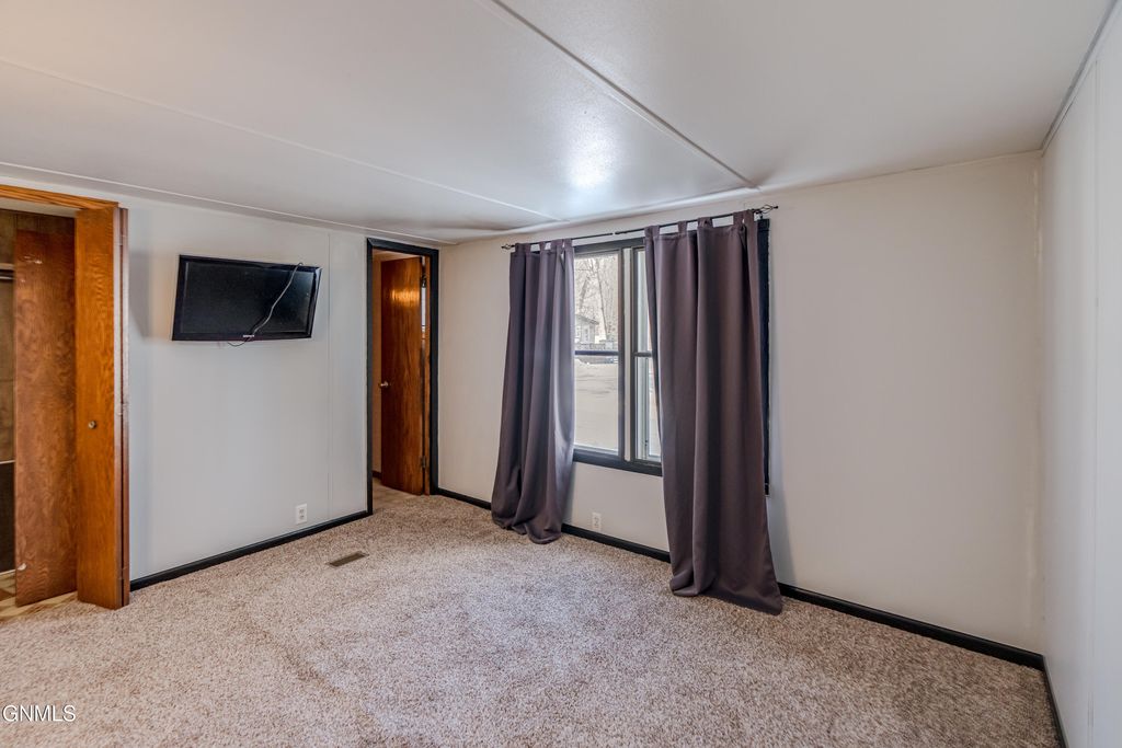 454 Piccadilly Circle, Bismarck, ND 58504 photo 35