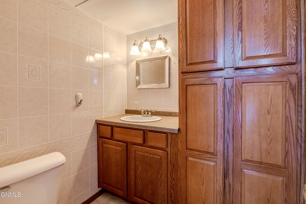 454 Piccadilly Circle, Bismarck, ND 58504 photo 37