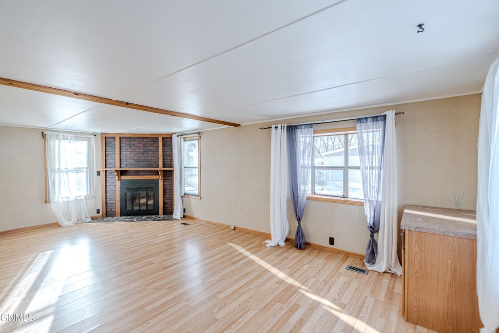 454 Piccadilly Circle, Bismarck, ND 58504 photo 4