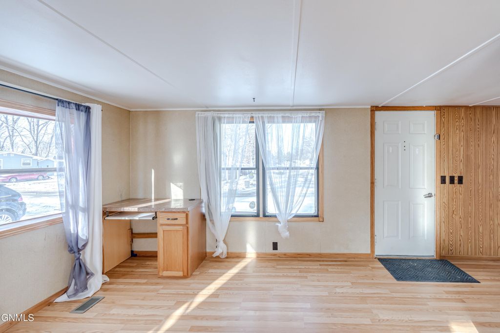 454 Piccadilly Circle, Bismarck, ND 58504 photo 9