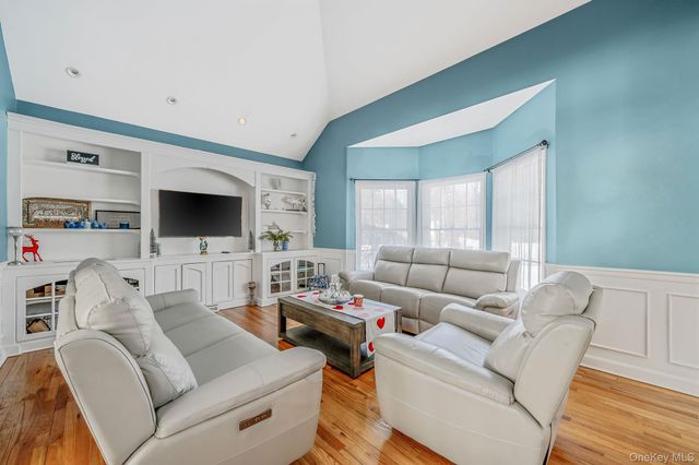 10 Ashley Loop, Northport, NY 11768