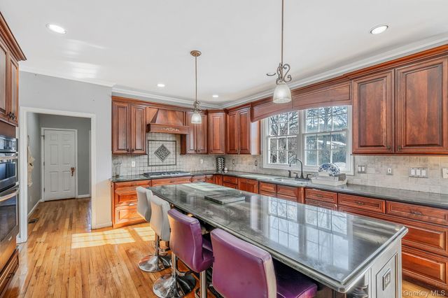 10 Ashley Loop, Northport, NY 11768