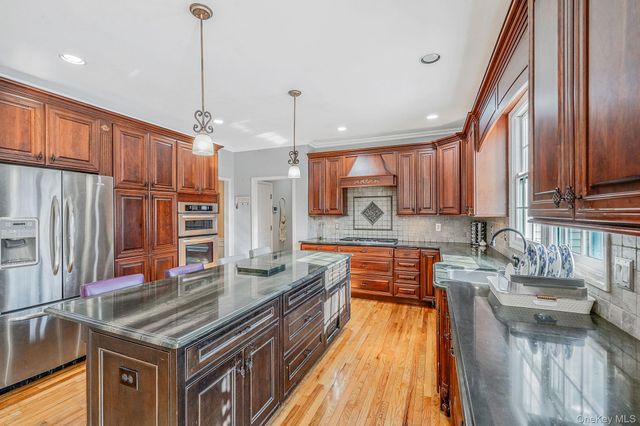 10 Ashley Loop, Northport, NY 11768