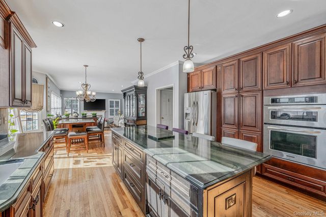 10 Ashley Loop, Northport, NY 11768