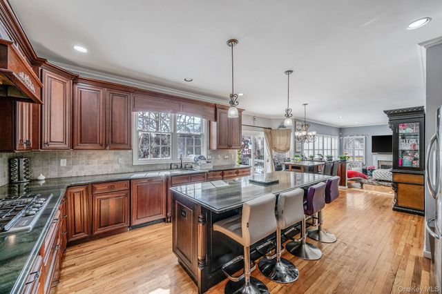 10 Ashley Loop, Northport, NY 11768