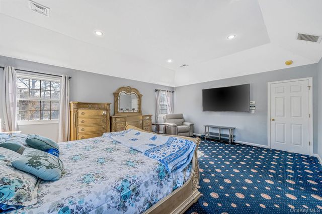 10 Ashley Loop, Northport, NY 11768