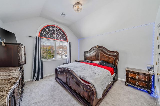 10 Ashley Loop, Northport, NY 11768