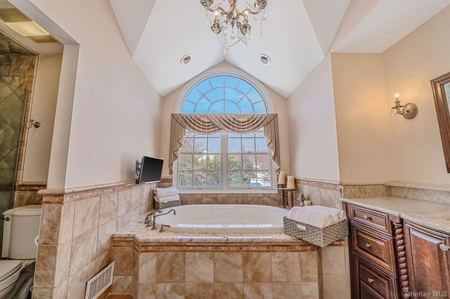 10 Ashley Loop, Northport, NY 11768