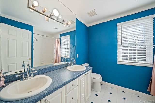 10 Ashley Loop, Northport, NY 11768