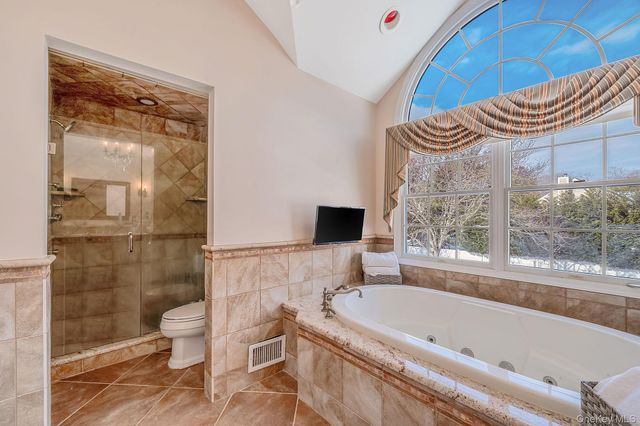 10 Ashley Loop, Northport, NY 11768