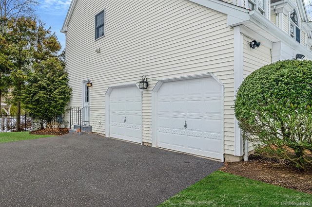 10 Ashley Loop, Northport, NY 11768