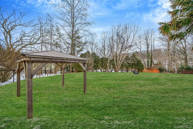 10 Ashley Loop, Northport, NY 11768