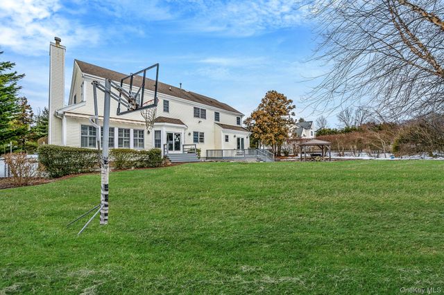 10 Ashley Loop, Northport, NY 11768