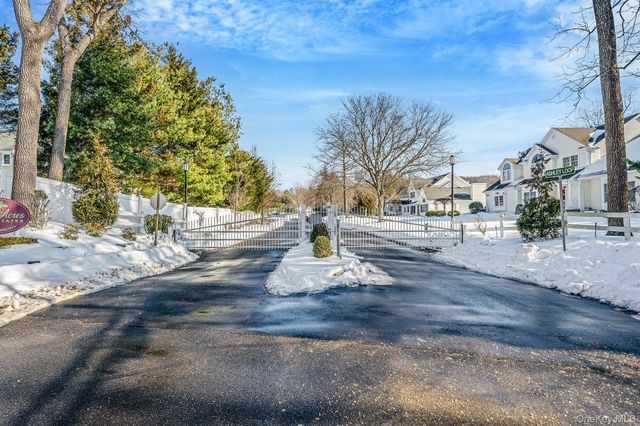 10 Ashley Loop, Northport, NY 11768