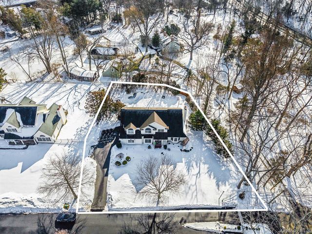 10 Ashley Loop, Northport, NY 11768