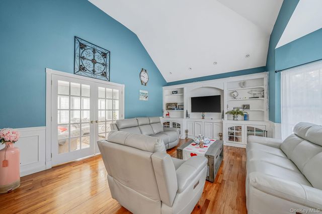 10 Ashley Loop, Northport, NY 11768