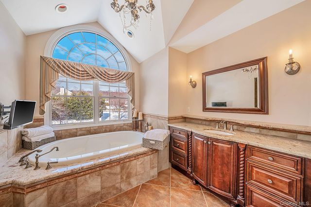 10 Ashley Loop, Northport, NY 11768