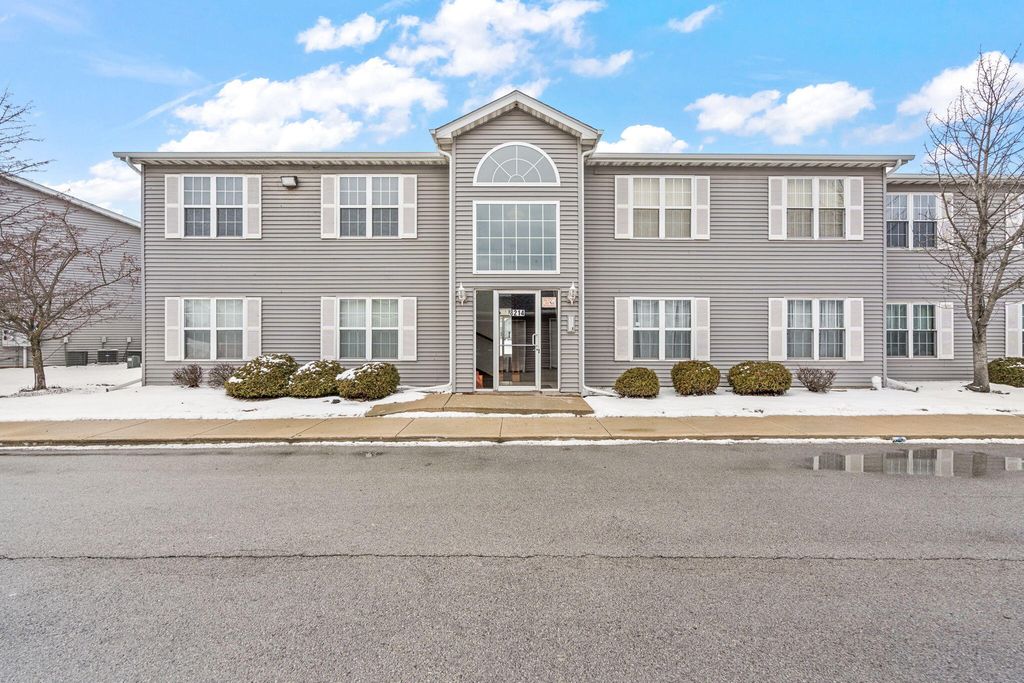 8214 Lincoln Circle C, Merrillville, IN 46410