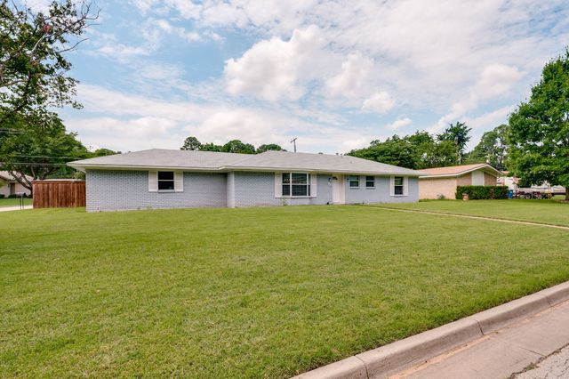 202 Hedgerow Lane, Lewisville, TX 75057
